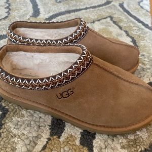 ugg tasman slippers (men’s 8, women’s 9.5)